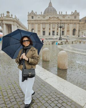 Joana Cruz Instagram - A mágica Praça de S. Pedro onde estive há dias ainda sem conseguir ver ao vivo e a cores o Papa, mas a mensagem que leio sempre nele é a de um homem que quer incluir 'Todos, Todos, Todos'. Haja paz pelo mundo e que comece dentro de cada um de nós🤍 E é de aproveitar bem cada minuto, até porque hoje temos menos uma hora para o fazer 😁 Santa Páscoa 🤍
⚜️⚜️⚜️⚜️
#roma #rome #piazzasanpietro #vatican #vaticanmuseum #vaticano #pascoa #easter #italia #italy