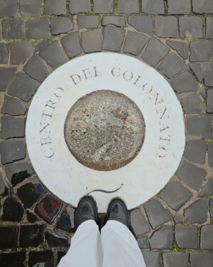 Joana Cruz Instagram - A mágica Praça de S. Pedro onde estive há dias ainda sem conseguir ver ao vivo e a cores o Papa, mas a mensagem que leio sempre nele é a de um homem que quer incluir 'Todos, Todos, Todos'. Haja paz pelo mundo e que comece dentro de cada um de nós🤍 E é de aproveitar bem cada minuto, até porque hoje temos menos uma hora para o fazer 😁 Santa Páscoa 🤍
⚜️⚜️⚜️⚜️
#roma #rome #piazzasanpietro #vatican #vaticanmuseum #vaticano #pascoa #easter #italia #italy