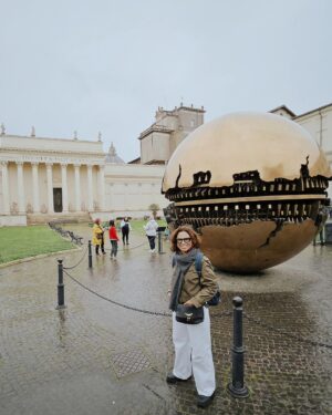 Joana Cruz Instagram - A mágica Praça de S. Pedro onde estive há dias ainda sem conseguir ver ao vivo e a cores o Papa, mas a mensagem que leio sempre nele é a de um homem que quer incluir 'Todos, Todos, Todos'. Haja paz pelo mundo e que comece dentro de cada um de nós🤍 E é de aproveitar bem cada minuto, até porque hoje temos menos uma hora para o fazer 😁 Santa Páscoa 🤍
⚜️⚜️⚜️⚜️
#roma #rome #piazzasanpietro #vatican #vaticanmuseum #vaticano #pascoa #easter #italia #italy