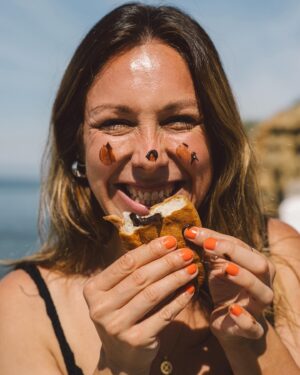Joana Machado Madeira Instagram - O croissant de chocolate do @pingodoce é doido por praia.  Parece que fomos feitos um para o outro. 💚 #pingodoce #novidadespingodoce @pingodoce