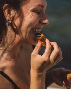 Joana Machado Madeira Instagram - O croissant de chocolate do @pingodoce é doido por praia. Parece que fomos feitos um para o outro. 💚 #pingodoce #novidadespingodoce @pingodoce