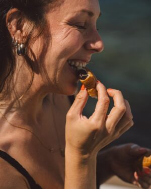 Joana Machado Madeira Instagram - O croissant de chocolate do @pingodoce é doido por praia.  Parece que fomos feitos um para o outro. 💚 #pingodoce #novidadespingodoce @pingodoce