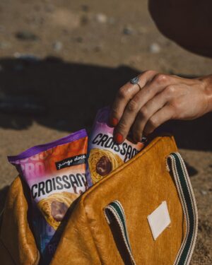 Joana Machado Madeira Instagram - O croissant de chocolate do @pingodoce é doido por praia.  Parece que fomos feitos um para o outro. 💚 #pingodoce #novidadespingodoce @pingodoce
