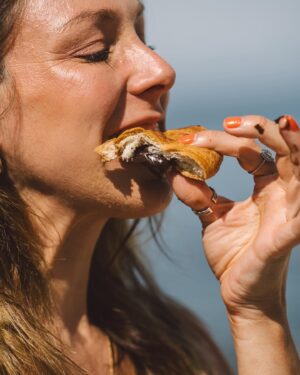 Joana Machado Madeira Instagram - O croissant de chocolate do @pingodoce é doido por praia.  Parece que fomos feitos um para o outro. 💚 #pingodoce #novidadespingodoce @pingodoce