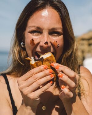 Joana Machado Madeira Instagram - O croissant de chocolate do @pingodoce é doido por praia.  Parece que fomos feitos um para o outro. 💚 #pingodoce #novidadespingodoce @pingodoce