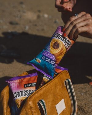 Joana Machado Madeira Instagram - O croissant de chocolate do @pingodoce é doido por praia.  Parece que fomos feitos um para o outro. 💚 #pingodoce #novidadespingodoce @pingodoce