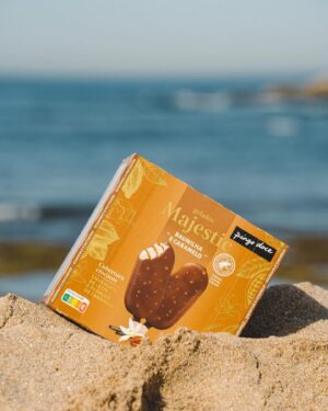 Joana Machado Madeira Instagram - Oooolhaaaa para ela com dois amores de Verão. Difícil mesmo é escolher os novos Gelados de Limão Majestic ou os novos Gelados Majestic Baunilha e Caramelo do @pingodoce #pingodoce #novidadespingodoce