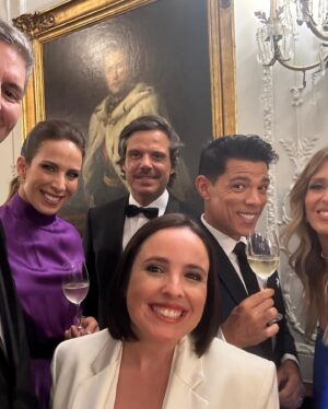 Joana Marques Instagram - Não se deixem enganar: parece que 2023 foi um bom ano mas neste momento estou de roupão polar, nariz em ferida e lenços de papel no bolso, a escolher estas fotografias a dedo para que pareça um bom ano.