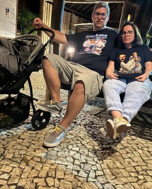 Joana Marques Instagram - Não se deixem enganar: parece que 2023 foi um bom ano mas neste momento estou de roupão polar, nariz em ferida e lenços de papel no bolso, a escolher estas fotografias a dedo para que pareça um bom ano.