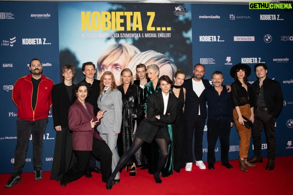 Joanna Kulig Instagram - Światowa premiera „Kobiety z…” miała miejsce podczas ostatniego Międzynarodowego Festiwalu Filmowego w Wenecji, gdzie film brał udział w Konkursie Głównym. Wczoraj w Warszawie odbyła się uroczysta polska premiera tego tytułu! 🤩 W wydarzeniu udział wzięli twórcy i obsada, m.in. Małgorzata Szumowska @szumowska.m, Michał Englert @englert_dop, Malgorzata Hajewska-Krzysztofik @malhaja, Joanna Kulig @joannakulig_official, Mateusz Więcławek, Bogumiła Bajor @bajbyeee, Jacek Braciak @urbanfikolki, Wojciech Mecwaldowski, Marta Nieradkiewicz @martanieradkiewicz_official. 🔥 Nie zabrakło gości takich, jak Ralph Kaminski @ralphkaminski czy Piotr Jacoń @piotr_jacon osób ze środowiska aktywistycznego zaangażowanych w powstanie filmu, jak Anu Czerwiński @anuanucze, Edyta Baker @edyta_baker czy Anna Grodzka @annagrodzka12, a nawet ministra sprawiedliwości Adama Bodnara @adbodnar.💪 @pisf_pl @vogue.polska @madants_films @malhaja @joannakulig_official @grupamoderator_studiofilmowe @memento.international @anoncontent @iwonderpictures @drirenaeris @klaudia.smieja @bmwpolska #KobietaZ #dramat #film #kinopolskie #joannakulig #malgorzataszumowska #michalenglert #malgorzatahajewskakrzysztofik #premiera