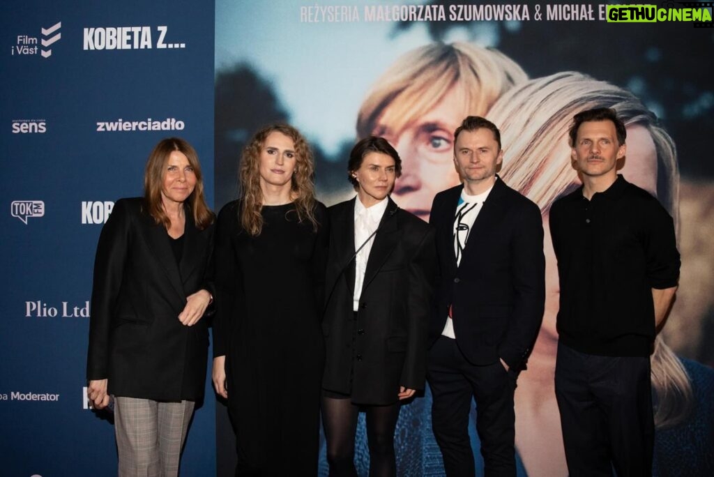 Joanna Kulig Instagram - Światowa premiera „Kobiety z…” miała miejsce podczas ostatniego Międzynarodowego Festiwalu Filmowego w Wenecji, gdzie film brał udział w Konkursie Głównym. Wczoraj w Warszawie odbyła się uroczysta polska premiera tego tytułu! 🤩 W wydarzeniu udział wzięli twórcy i obsada, m.in. Małgorzata Szumowska @szumowska.m, Michał Englert @englert_dop, Malgorzata Hajewska-Krzysztofik @malhaja, Joanna Kulig @joannakulig_official, Mateusz Więcławek, Bogumiła Bajor @bajbyeee, Jacek Braciak @urbanfikolki, Wojciech Mecwaldowski, Marta Nieradkiewicz @martanieradkiewicz_official. 🔥 Nie zabrakło gości takich, jak Ralph Kaminski @ralphkaminski czy Piotr Jacoń @piotr_jacon osób ze środowiska aktywistycznego zaangażowanych w powstanie filmu, jak Anu Czerwiński @anuanucze, Edyta Baker @edyta_baker czy Anna Grodzka @annagrodzka12, a nawet ministra sprawiedliwości Adama Bodnara @adbodnar.💪 @pisf_pl @vogue.polska @madants_films @malhaja @joannakulig_official @grupamoderator_studiofilmowe @memento.international @anoncontent @iwonderpictures @drirenaeris @klaudia.smieja @bmwpolska #KobietaZ #dramat #film #kinopolskie #joannakulig #malgorzataszumowska #michalenglert #malgorzatahajewskakrzysztofik #premiera