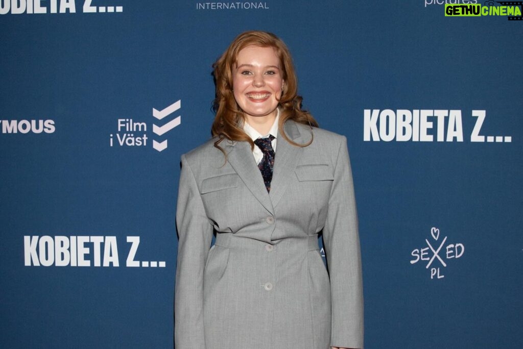 Joanna Kulig Instagram - Światowa premiera „Kobiety z…” miała miejsce podczas ostatniego Międzynarodowego Festiwalu Filmowego w Wenecji, gdzie film brał udział w Konkursie Głównym. Wczoraj w Warszawie odbyła się uroczysta polska premiera tego tytułu! 🤩 W wydarzeniu udział wzięli twórcy i obsada, m.in. Małgorzata Szumowska @szumowska.m, Michał Englert @englert_dop, Malgorzata Hajewska-Krzysztofik @malhaja, Joanna Kulig @joannakulig_official, Mateusz Więcławek, Bogumiła Bajor @bajbyeee, Jacek Braciak @urbanfikolki, Wojciech Mecwaldowski, Marta Nieradkiewicz @martanieradkiewicz_official. 🔥 Nie zabrakło gości takich, jak Ralph Kaminski @ralphkaminski czy Piotr Jacoń @piotr_jacon osób ze środowiska aktywistycznego zaangażowanych w powstanie filmu, jak Anu Czerwiński @anuanucze, Edyta Baker @edyta_baker czy Anna Grodzka @annagrodzka12, a nawet ministra sprawiedliwości Adama Bodnara @adbodnar.💪 @pisf_pl @vogue.polska @madants_films @malhaja @joannakulig_official @grupamoderator_studiofilmowe @memento.international @anoncontent @iwonderpictures @drirenaeris @klaudia.smieja @bmwpolska #KobietaZ #dramat #film #kinopolskie #joannakulig #malgorzataszumowska #michalenglert #malgorzatahajewskakrzysztofik #premiera