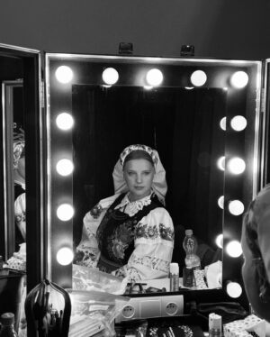Joanna Kulig Instagram - Zagościmy dziś u Państwa po kolędzie o 16.50 w @polsatofficial 
Zdrowych i spokojnych Świąt dla Wszystkich ❤️ Joanna