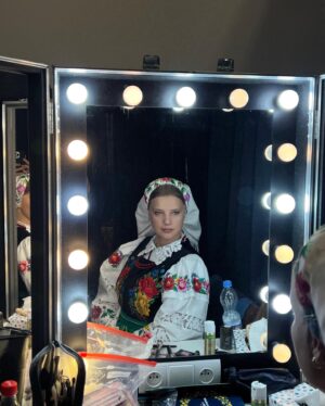 Joanna Kulig Instagram - Zagościmy dziś u Państwa po kolędzie o 16.50 w @polsatofficial 
Zdrowych i spokojnych Świąt dla Wszystkich ❤️ Joanna