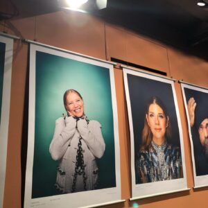 Joanna Kulig Instagram - Zapraszam na „Miłość bez ostrzeżenia” wyjątkowy dla mnie projekt gdyż wszystko zaczęło się w Nowym Yorku przez @berlinale , @camerimage.festival aż trafia do Państwa do kin w całej Polsce, Joanna 🧡 @shecametomefilm