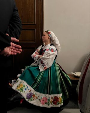 Joanna Kulig Instagram - Zagościmy dziś u Państwa po kolędzie o 16.50 w @polsatofficial 
Zdrowych i spokojnych Świąt dla Wszystkich ❤️ Joanna