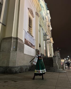 Joanna Kulig Instagram - Zagościmy dziś u Państwa po kolędzie o 16.50 w @polsatofficial 
Zdrowych i spokojnych Świąt dla Wszystkich ❤️ Joanna