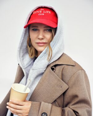 Joanna Kulig Instagram - Dziękuję @zwierciadlo_miesiecznik @joannaolekszyk za rozmowę oraz wszystkim za wyjątkową sesję @zuzakrajewska @karlagruszecka @adrianwlasiuk & Waldemar Pokromski @drirenaeris