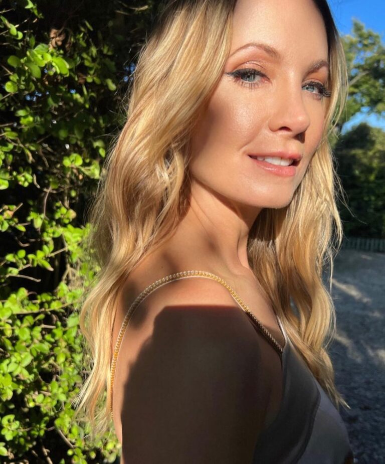 Joanne Froggatt Instagram - A beautiful morning to kick off #londonfashionweek ❤️ Thank you Hair - @davidebarbieri_ Makeup - @nathalieeleni_beauty Skin- laser & skin booster @dr_marwaali Hair colourist - @annettefieldhair 💋