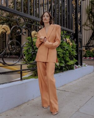 Jodi Balfour Instagram - It was an honour to present Adreanna Rodriguez with a Gracie Award last night for her reporting and producing of the brilliant and vital “Roe Was Never Enough”(episode 89 of Vice News Reports). After Roe v. Wade was overturned, many wondered what living in a post-Roe America would look like. But for a lot of Indigenous people, Roe has never been a reality. Though the federal government is obligated to provide tribes with healthcare, decades—old restrictions on federal funding have severely limited the provisions of abortion. 

Organizations like @indigenouswomenrising have been advocating for reproductive rights and abortion in Indigenous communities for years. Adreanna Rodriguez takes a deep dive into how IWR is filling the gap left by the government’s long history of manipulating Indigenous people's reproductive well being… and how Indigenous people have specific needs when it comes to reproductive justice. Needs that are deeply holistic and embedded in their cultural history. 
Listen now wherever you can. 

Thank you to @allwomeninmedia for having me and to Adreanna for telling stories like this. Extra bonus was getting to hug my buds @emmaeliza & @imrosemciver and meet @harri_harri 🧡