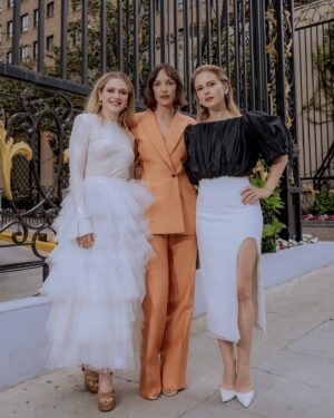 Jodi Balfour Instagram - It was an honour to present Adreanna Rodriguez with a Gracie Award last night for her reporting and producing of the brilliant and vital “Roe Was Never Enough”(episode 89 of Vice News Reports). After Roe v. Wade was overturned, many wondered what living in a post-Roe America would look like. But for a lot of Indigenous people, Roe has never been a reality. Though the federal government is obligated to provide tribes with healthcare, decades—old restrictions on federal funding have severely limited the provisions of abortion. 

Organizations like @indigenouswomenrising have been advocating for reproductive rights and abortion in Indigenous communities for years. Adreanna Rodriguez takes a deep dive into how IWR is filling the gap left by the government’s long history of manipulating Indigenous people's reproductive well being… and how Indigenous people have specific needs when it comes to reproductive justice. Needs that are deeply holistic and embedded in their cultural history. 
Listen now wherever you can. 

Thank you to @allwomeninmedia for having me and to Adreanna for telling stories like this. Extra bonus was getting to hug my buds @emmaeliza & @imrosemciver and meet @harri_harri 🧡