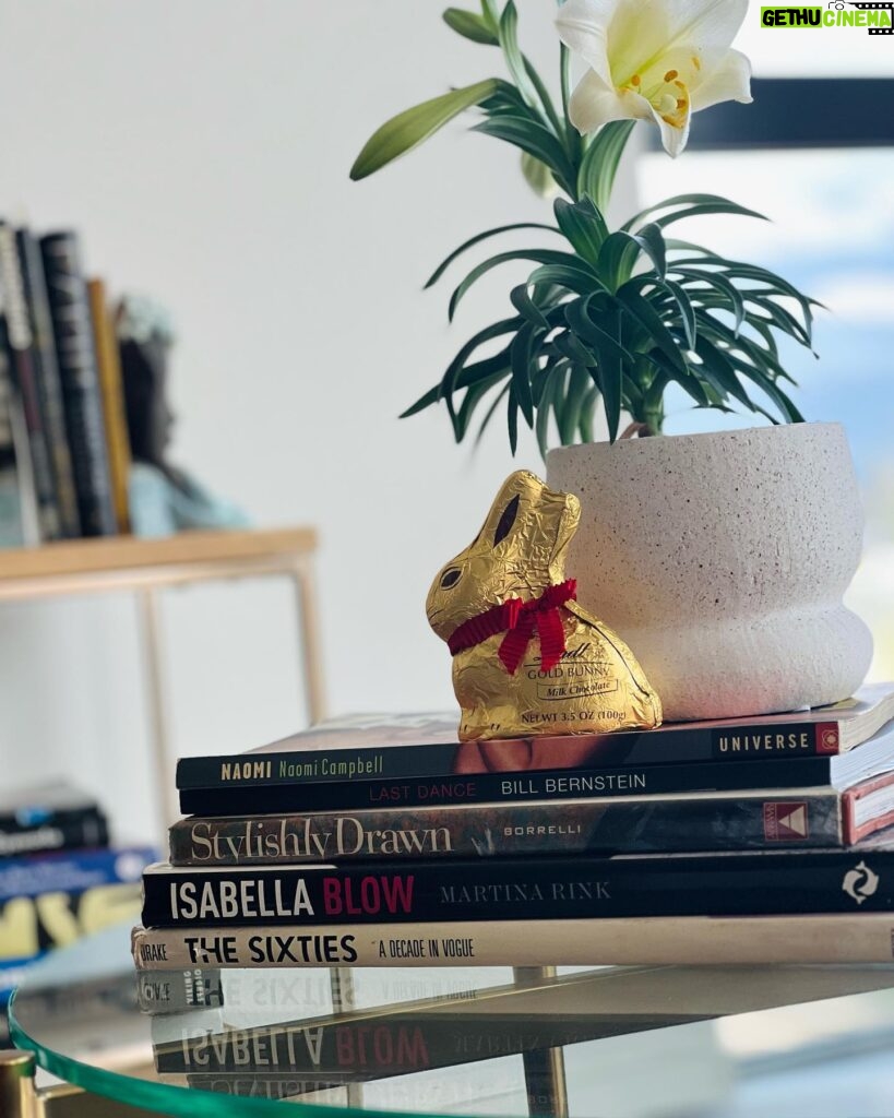 Jody Watley Instagram - Happy Easter to all who celebrate it! 🙏🏾✝️❤️✨ 🐇🍫🐰🎨🥚🧡💚💙💛💜🧺😊✨🌺🌼👒👗👔