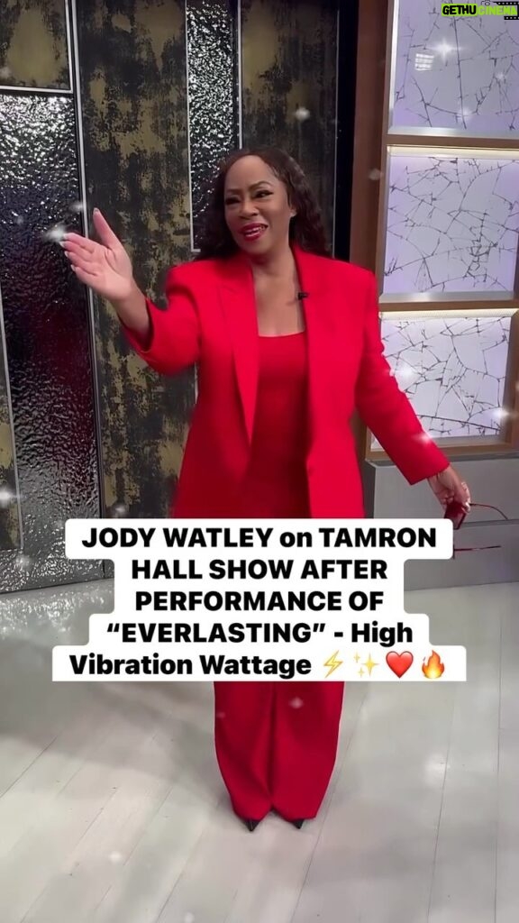 Jody Watley Instagram - This happened after my performance. The audience embraced my new single “EVERLASTING” as if it was already a familiar classic ❤️🥰 I’ve never experienced anything like this before-even after all these decades!! #gratitude #music #love #everlasting #jodywatley #tamronhall #tamronhallshow #tamfam
