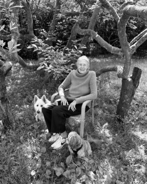 Joely Richardson Instagram - Impromptu photo shoot celebrating mothers (day  US), Mother Nature , 3 generations, bluebells ( what’s left of them) - dogs, ewoks , and all that jazz 🎶 #magnoliatrees @bgdans91