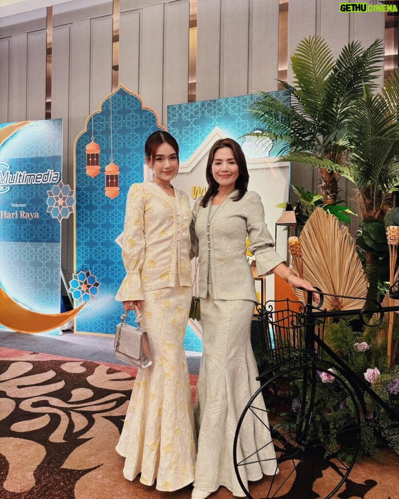 Joey Leong Instagram - twinning baju kebaya with mommy 💖 styled by @elainemakeupstylingteam @zaraks.co thank you @multimedia_entertainment for hosting the raya dinner cause we had a gooood time gathering up ♡ @mixue_michelleyim @sheksau looking bright as usual! love the second photo with bubbly moments captured