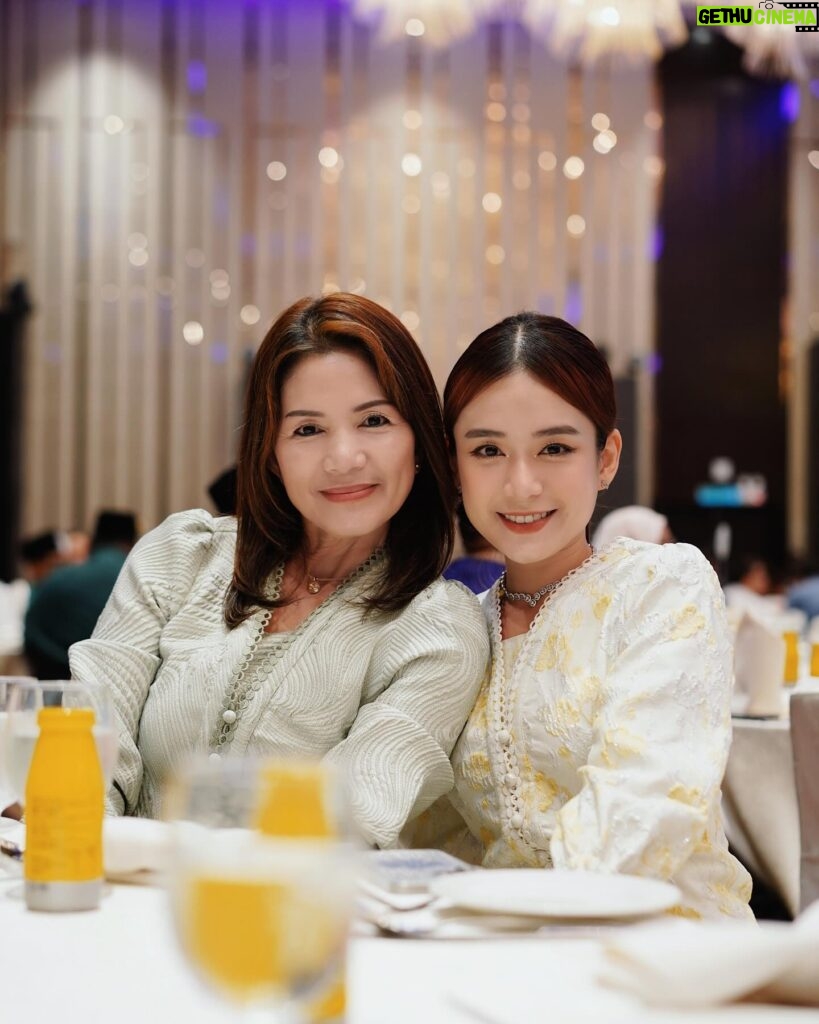 Joey Leong Instagram - twinning baju kebaya with mommy 💖 styled by @elainemakeupstylingteam @zaraks.co thank you @multimedia_entertainment for hosting the raya dinner cause we had a gooood time gathering up ♡ @mixue_michelleyim @sheksau looking bright as usual! love the second photo with bubbly moments captured