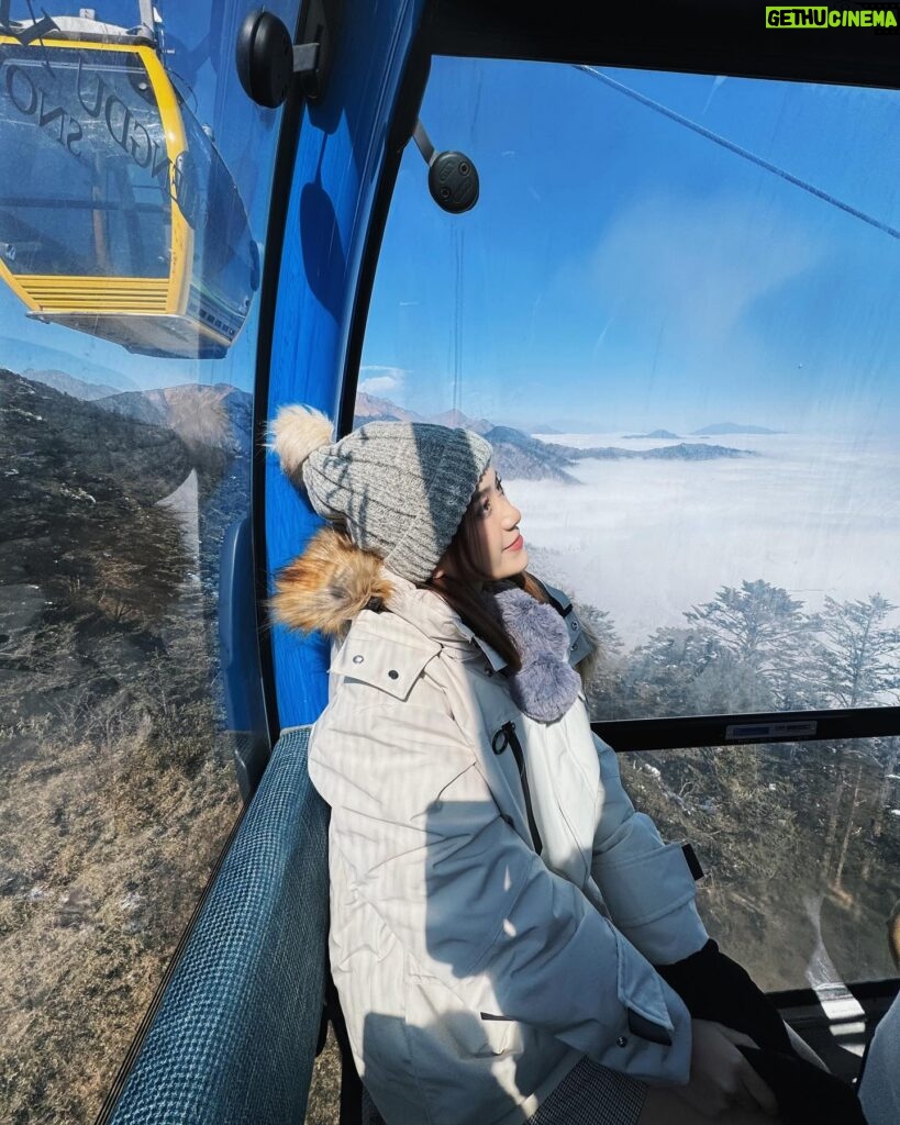 Joey Leong Instagram - the world has its beauty we gotta go out and see ♡ #joeyleongtravels #joeyleonginchengdu #開車離成都2小時 #雪山 #雪山山頂