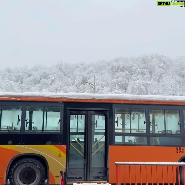 Joey Leong Instagram - the world has its beauty we gotta go out and see ♡ #joeyleongtravels #joeyleonginchengdu #開車離成都2小時 #雪山 #雪山山頂