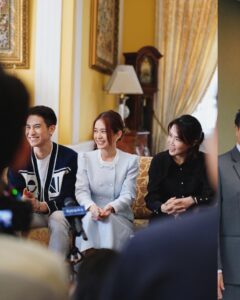 Joey Leong Instagram - 《名門》開鏡儀式 感謝媒體親臨 在演藝圈成長 還真累積了不少“爹地媽咪” 這次的父母是從電視機裡跑出來的 米雪姐 石修哥 榮幸！才拍攝了幾天就已經收穫不少 有機會再分享✨ 特別想提及開鏡前的讀稿環節 有機會跟編劇深入解剖和創造角色 跟眾演員釐清背景和走向 聽導演說大方向 整個過程就能看出劇組的用心 謝謝Astro · 李治成老師 Multimedia · Datuk Steven Datin Vince CheeAng 導演Simon Long 與年輕有為的編劇們 少不了鎮壓全場的專業前輩演員 米雪姐 石修哥 邵平哥 有您們領隊 相信中文原創劇 《名門》 會好❤️ 新角色 #Clara李靖慧 花了點時間刻畫 現在挺懂她 #名門 #TheGreatResonance #AstroOriginals #MultimediaFilmProductions #Astro中文原创电视剧