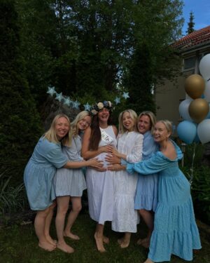 Johanna Puhakka Instagram - ihanin sunnuntai hetkeen, kiiiiitos kiitos kiiiiiiitos maailman ihanimmista (ylläri) babyshower juhlista rakkaat ystävät ja perhe.
🩷🩷🩷🩷🩷
Pikku poikaset ja me vanhemmat ollaan kyllä niin onnekkaita kun on tälläsiä keijukaisia meidän ympärillä ja tukena. Sata tuhatta sydäntä ja suukkoa kaikki te ihanat🥹
Onneks oli vedenkestävää ripsaria!!
🥹🩷🩵
