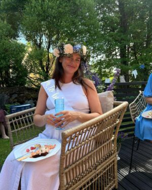 Johanna Puhakka Instagram - ihanin sunnuntai hetkeen, kiiiiitos kiitos kiiiiiiitos maailman ihanimmista (ylläri) babyshower juhlista rakkaat ystävät ja perhe.
🩷🩷🩷🩷🩷
Pikku poikaset ja me vanhemmat ollaan kyllä niin onnekkaita kun on tälläsiä keijukaisia meidän ympärillä ja tukena. Sata tuhatta sydäntä ja suukkoa kaikki te ihanat🥹
Onneks oli vedenkestävää ripsaria!!
🥹🩷🩵