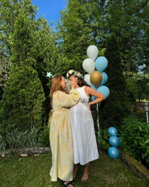 Johanna Puhakka Instagram - ihanin sunnuntai hetkeen, kiiiiitos kiitos kiiiiiiitos maailman ihanimmista (ylläri) babyshower juhlista rakkaat ystävät ja perhe.
🩷🩷🩷🩷🩷
Pikku poikaset ja me vanhemmat ollaan kyllä niin onnekkaita kun on tälläsiä keijukaisia meidän ympärillä ja tukena. Sata tuhatta sydäntä ja suukkoa kaikki te ihanat🥹
Onneks oli vedenkestävää ripsaria!!
🥹🩷🩵