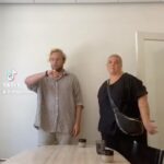 Johanna Nordström Instagram - DÅ SKA VI SE ! ljud pålagt !! NYTT PODDAVSNITT E JU FÖR FAN SLÄPPT!!!! ja skäller äntligen ut edvin för hans sena ankomster!!! bussar!!!! färgblindhet?? forskaren på bergfeldt!!!! finns överallt! pöss