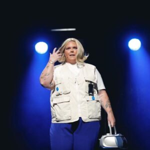 Johanna Nordström Instagram - herregud!!! vi vann årets scenshow på barncancergalan - det stora humorpriset! vi är såå glada o tacksamma! 

TACK till exakt alla som varit med och skapat showen. Extra tack till @palstrobaek som skrev manus, @fredrik_benke_rydman för regi, @annmirro som koreograferat, @stylebyseb @josefingrotenfelt för styling , @nilsmua @byemeliejonsson för smink, @erikmikaeltillman vår otroliga producent 
@ballafjang för musik.
hela ATL! evelina, sofie, my, alex, maja ❤️ 
alla dansare ❤️ 
@lindabengtzing ❤️❤️
tekniker, alla bakom, och SJÄLVKLART, tack ebba och markoolio ☺️

Utan er hade showen inte blivit av. 
FÖRLÅT om ja glömt nån, alla som varit en del av showen tack tack tack. 

PUSS O TACK!!! 

ps. bli barnsupporter ❤️