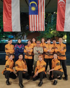 Jojo Goh Instagram - Malaysia, Singapore and Brunei, PADU is out in cinema today!

"Teamwork Chantelle, teamwork!"

Scroll till the end for the newly appointed ‘manager' of the team 🤫

Apa-apa pun, Ingat Padu, Ingat #BangkitPadu!🔥

@fifyazmi @themelissacampbell
@meifenlim @lia_natalia @shashayusof7 @aliaramly @faisalskis @eizlanyusof @thanujaananthan @gojojojojogoh @charmainechewofficial @steveylc @markadam1079 @susan_lankester @umieaida @lia_natalia @pushpanarayan @fikhreebakar

Malaysia tetap PADU #BangkitPADU #SembangEntertainment #GlobalStation
#SkopProductions #NewReleases #MovieRecommendation