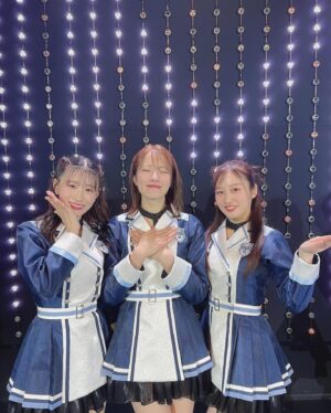 Jonishi Rei Instagram - ⠀
本日初日を迎えました！
NMB48 約10年半ぶりのオリジナル新公演
「#天使のユートピア公演」🪽

#ここにだって天使はいる公演 のステージに立つ
お姉ちゃんを何度も見てステージに憧れを持つ
きっかけにもなった公演。
とてもキラキラしていたのを今でも覚えています！
NMB48にとってもファンの皆さんにとっても大切で大事な公演。

そんな偉大すぎる公演の第二のオリジナル公演
ということで不安な気持ちもあったのですが、
メンバーみんなで何度もレッスンをして一つのものに向かって進んでいくのがとっても楽しくて

自信を持って私たちにしかできない公演を
今のNMB48でしか見せれない姿をファンの皆さんに見ていただきたいとおもいステージに立ちました☺️

気持ちが伝わっていたら嬉しいです🌼

そして、初日メンバーとしてステージに立てたこと
とても幸せな気持ちでいっぱいです！
今日という日を見つけれーちゃんしにきてくださり
ありがとうございました👌🩵
⠀
⠀
⠀
そして！！！
私はリハーサル期間と舞台期間が少し被っていて
振り入れに参加することができなかったのですが、
全曲！！！わかにゃんがアンダーで入ってくれて
そのおかげでスムーズに振りお越しをすることができました！！
わかにゃんがいなければ私は今日という日を迎えることが
できませんでした！

細かいメモまでしっかりしてくれたり
個人的に一緒に練習までしてくれたり

本当にありがとう🐱
⠀
⠀
他にもたくさんのメンバーがアンダーに入ってくれて、今日の公演はそんなメンバーみんなとつくりあげたものでもあります。

みんなきっと必ず
皆さんの天使になって
#天使のユートピア公演 に現れます。

天使たちがつくるユートピア
見つけれーちゃんしにきてくださいね👼🌟

いつもNMB48を応援してくださる皆さん
本当にありがとうございます。
皆さんがずっとずっと全力でNMB48を好きでいて
くださるからこそまた天使になることができました☺️

NMB48まだまだ走り続けます🏃‍♀️💨

これからもよろしくお願いします！
⠀
⠀
⠀
⠀