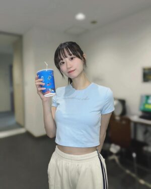 Jonishi Rei Instagram - ⠀
本日初日を迎えました！
NMB48 約10年半ぶりのオリジナル新公演
「#天使のユートピア公演」🪽

#ここにだって天使はいる公演 のステージに立つ
お姉ちゃんを何度も見てステージに憧れを持つ
きっかけにもなった公演。
とてもキラキラしていたのを今でも覚えています！
NMB48にとってもファンの皆さんにとっても大切で大事な公演。

そんな偉大すぎる公演の第二のオリジナル公演
ということで不安な気持ちもあったのですが、
メンバーみんなで何度もレッスンをして一つのものに向かって進んでいくのがとっても楽しくて

自信を持って私たちにしかできない公演を
今のNMB48でしか見せれない姿をファンの皆さんに見ていただきたいとおもいステージに立ちました☺️

気持ちが伝わっていたら嬉しいです🌼

そして、初日メンバーとしてステージに立てたこと
とても幸せな気持ちでいっぱいです！
今日という日を見つけれーちゃんしにきてくださり
ありがとうございました👌🩵
⠀
⠀
⠀
そして！！！
私はリハーサル期間と舞台期間が少し被っていて
振り入れに参加することができなかったのですが、
全曲！！！わかにゃんがアンダーで入ってくれて
そのおかげでスムーズに振りお越しをすることができました！！
わかにゃんがいなければ私は今日という日を迎えることが
できませんでした！

細かいメモまでしっかりしてくれたり
個人的に一緒に練習までしてくれたり

本当にありがとう🐱
⠀
⠀
他にもたくさんのメンバーがアンダーに入ってくれて、今日の公演はそんなメンバーみんなとつくりあげたものでもあります。

みんなきっと必ず
皆さんの天使になって
#天使のユートピア公演 に現れます。

天使たちがつくるユートピア
見つけれーちゃんしにきてくださいね👼🌟

いつもNMB48を応援してくださる皆さん
本当にありがとうございます。
皆さんがずっとずっと全力でNMB48を好きでいて
くださるからこそまた天使になることができました☺️

NMB48まだまだ走り続けます🏃‍♀️💨

これからもよろしくお願いします！
⠀
⠀
⠀
⠀