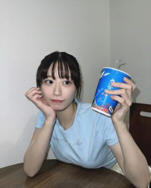 Jonishi Rei Instagram - ⠀
本日初日を迎えました！
NMB48 約10年半ぶりのオリジナル新公演
「#天使のユートピア公演」🪽

#ここにだって天使はいる公演 のステージに立つ
お姉ちゃんを何度も見てステージに憧れを持つ
きっかけにもなった公演。
とてもキラキラしていたのを今でも覚えています！
NMB48にとってもファンの皆さんにとっても大切で大事な公演。

そんな偉大すぎる公演の第二のオリジナル公演
ということで不安な気持ちもあったのですが、
メンバーみんなで何度もレッスンをして一つのものに向かって進んでいくのがとっても楽しくて

自信を持って私たちにしかできない公演を
今のNMB48でしか見せれない姿をファンの皆さんに見ていただきたいとおもいステージに立ちました☺️

気持ちが伝わっていたら嬉しいです🌼

そして、初日メンバーとしてステージに立てたこと
とても幸せな気持ちでいっぱいです！
今日という日を見つけれーちゃんしにきてくださり
ありがとうございました👌🩵
⠀
⠀
⠀
そして！！！
私はリハーサル期間と舞台期間が少し被っていて
振り入れに参加することができなかったのですが、
全曲！！！わかにゃんがアンダーで入ってくれて
そのおかげでスムーズに振りお越しをすることができました！！
わかにゃんがいなければ私は今日という日を迎えることが
できませんでした！

細かいメモまでしっかりしてくれたり
個人的に一緒に練習までしてくれたり

本当にありがとう🐱
⠀
⠀
他にもたくさんのメンバーがアンダーに入ってくれて、今日の公演はそんなメンバーみんなとつくりあげたものでもあります。

みんなきっと必ず
皆さんの天使になって
#天使のユートピア公演 に現れます。

天使たちがつくるユートピア
見つけれーちゃんしにきてくださいね👼🌟

いつもNMB48を応援してくださる皆さん
本当にありがとうございます。
皆さんがずっとずっと全力でNMB48を好きでいて
くださるからこそまた天使になることができました☺️

NMB48まだまだ走り続けます🏃‍♀️💨

これからもよろしくお願いします！
⠀
⠀
⠀
⠀