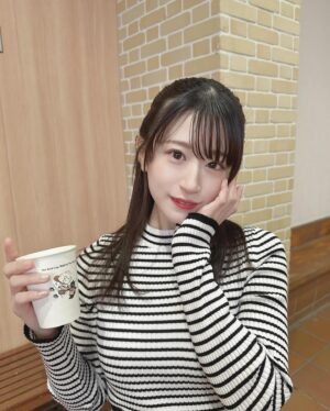Jonishi Rei Instagram - ⠀
今日は寒かったので
ホットを買ってしまいました☕️
寒がりにはまだまだ長袖じゃないとキツそうです☃️
⠀
⠀
⠀
⠀
⠀
#れーチャンしふく #dailylook #ootd #code #outfit #低身長コーデ #154cm #モノトーンコーデ #ハーフアップ #お姉さん 👩🏻？