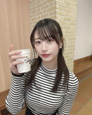 Jonishi Rei Instagram - ⠀
今日は寒かったので
ホットを買ってしまいました☕️
寒がりにはまだまだ長袖じゃないとキツそうです☃️
⠀
⠀
⠀
⠀
⠀
#れーチャンしふく #dailylook #ootd #code #outfit #低身長コーデ #154cm #モノトーンコーデ #ハーフアップ #お姉さん 👩🏻？