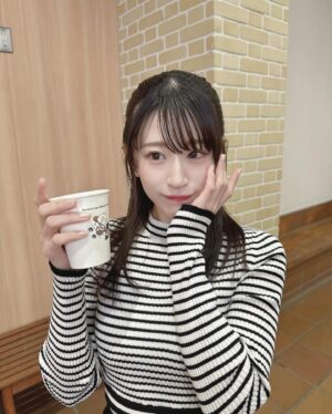 Jonishi Rei Instagram - ⠀
今日は寒かったので
ホットを買ってしまいました☕️
寒がりにはまだまだ長袖じゃないとキツそうです☃️
⠀
⠀
⠀
⠀
⠀
#れーチャンしふく #dailylook #ootd #code #outfit #低身長コーデ #154cm #モノトーンコーデ #ハーフアップ #お姉さん 👩🏻？