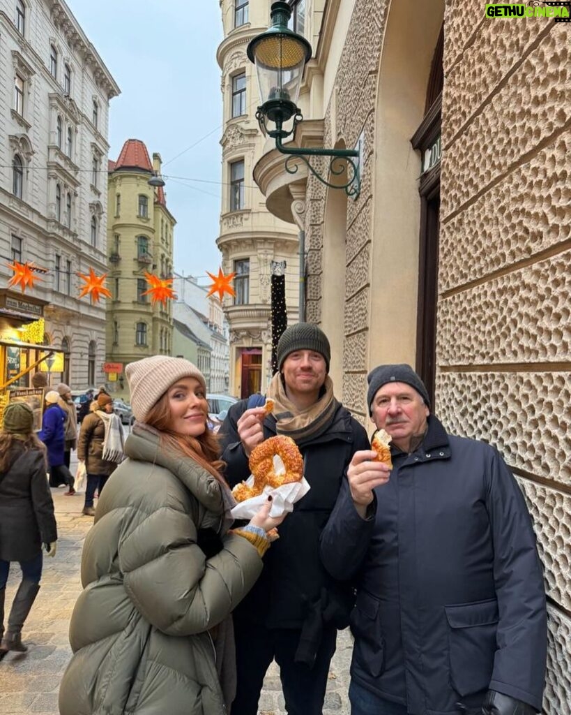 Jordan Claire Robbins Instagram - Vienna christmas markets are satisfactory so far 🤌🏼