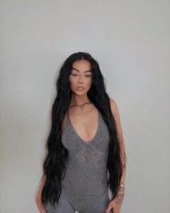 Jordan Lipscombe Instagram - AD | HAIR OF THE SUMMER☀️🔥 @lullabellz_ have launched their longest hair extensions yet! extra af 5 piece natural wavy set, a whole 34