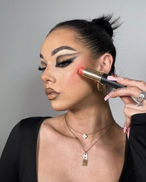 Jordan Lipscombe Instagram - JORDANS DREAM KASH BOX W/ @kashbeauty ☁️🤍

guys this box is what makeup dreams are made of, a brand i adore & a box filled with my fave products from them...unmatched! 7 products from eyes, to skin, to lips, all for ONLY £49.95/€59.95 but it's worth £84.65/€103.65!   free delivery w/ our box- grab one & create the best looks ever✨ AD