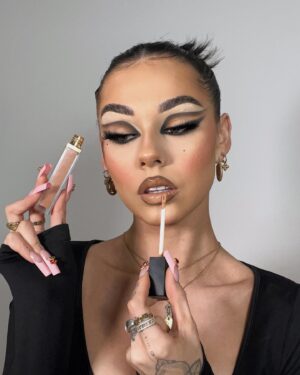 Jordan Lipscombe Instagram - JORDANS DREAM KASH BOX W/ @kashbeauty ☁️🤍

guys this box is what makeup dreams are made of, a brand i adore & a box filled with my fave products from them...unmatched! 7 products from eyes, to skin, to lips, all for ONLY £49.95/€59.95 but it's worth £84.65/€103.65!   free delivery w/ our box- grab one & create the best looks ever✨ AD