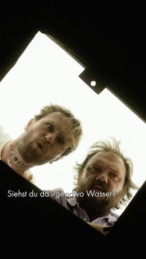 Jördis Triebel Instagram - 😎📽☀️ Willkommen in Klein-Schappleben: Am 22.08.2024 startet MICHA DENKT GROSS, die neue Impro-Komödie von @larsjessens und @jangeorgschuette mit Charly Hübner in der Hauptrolle, in den deutschen Kinos 🍿

In MICHA DENKT GROSS kehrt Selfmade-Unternehmer Micha (Charly Hübner) aus Berlin in das kleine Dorf seiner Kindheit nach Sachsen-Anhalt zurück. Im Gepäck hat der Game-Designer eine Idee, mehr noch: Eine Vision! Denn Micha denkt groß: Aus dem maroden ehemaligen Hotel seiner Eltern will er ein Luxushotel mit Wellness-Oase für gestresste Großstädter machen 🏨 Die zerstrittene Dorfgemeinschaft ist skeptisch, was Michas Vorstellungen in Bezug auf ihre Beteiligung an diesem waghalsigen Projekt angeht. Die anhaltende Hitze, das versiegende Grundwasser und die mit Genuss verbreiteten Verschwörungstheorien des pensionierten Lehrers Bernd Schlüter (Jan Georg Schütte) tun das ihrige... 💧

Neben Charly Hübner sind @joerdis_triebel, Peter Kurth, @ulrichbrandhoff, @natalia.rudziewicz, @elisaheisstse, Bärbel Schwarz und Jan Georg Schütte in MICHA DENKT GROSS vor der Kamera zu erleben 🎬

Der Film ist eine Produktion von @florida_film (@maren.knieling, Lars Jessen) im Auftrag der @ard_degeto sowie des @mdr_mitteldeutscherrundfunk. 

🤩 Wir freuen uns sehr, dass der Film am Sonntag, 30.06., in Anwesenheit von Lars Jessen, Jan Georg Schütte, Charly Hüber und Peter Kurth seine Premiere beim @filmfestmunich feiern wird! 
 
🥳 Im August gehen wir auf große Kinotour mit MICHA DENKT GROSS: Mehr Infos zu den einzelnen Terminen findet ihr in Kürze auf unserer Filmwebsite:
https://micha-denkt-gross.pandora.film/

#film #komödie #comedy #improkomödie #improvisation #larsjessen #jangeorgschütte #charlyhübner #wasser #water #hitze @pepperstark_gmbh #michadenktgross